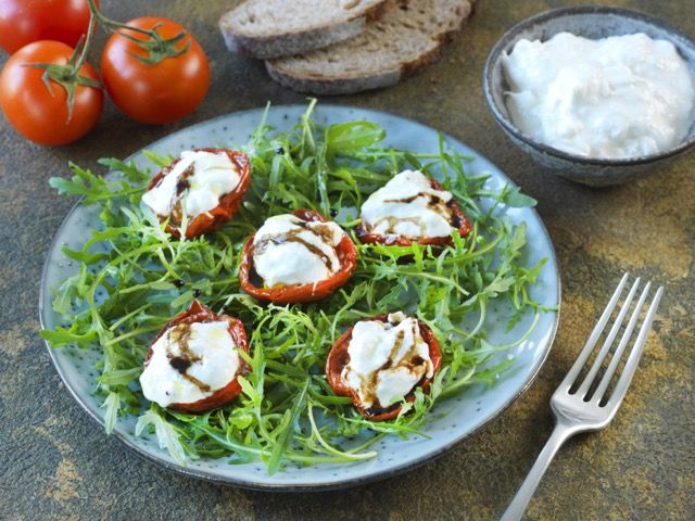 Salade de tomates confites au coeur de burrata