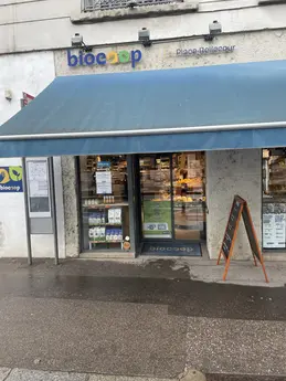 354-biocoop-lyon-bellecour-place-magasin-bio-facade.webp