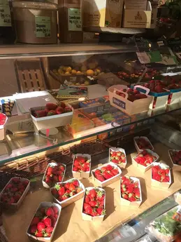 354-biocoop-lyon-bellecour-place-magasin-bio-fraise-producteur-saison-fruit.webp