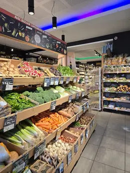 354-biocoop-lyon-bellecour-place-magasin-bio-fruit-legume-saison-local-brocolis-poireau-carotte-producte.webp
